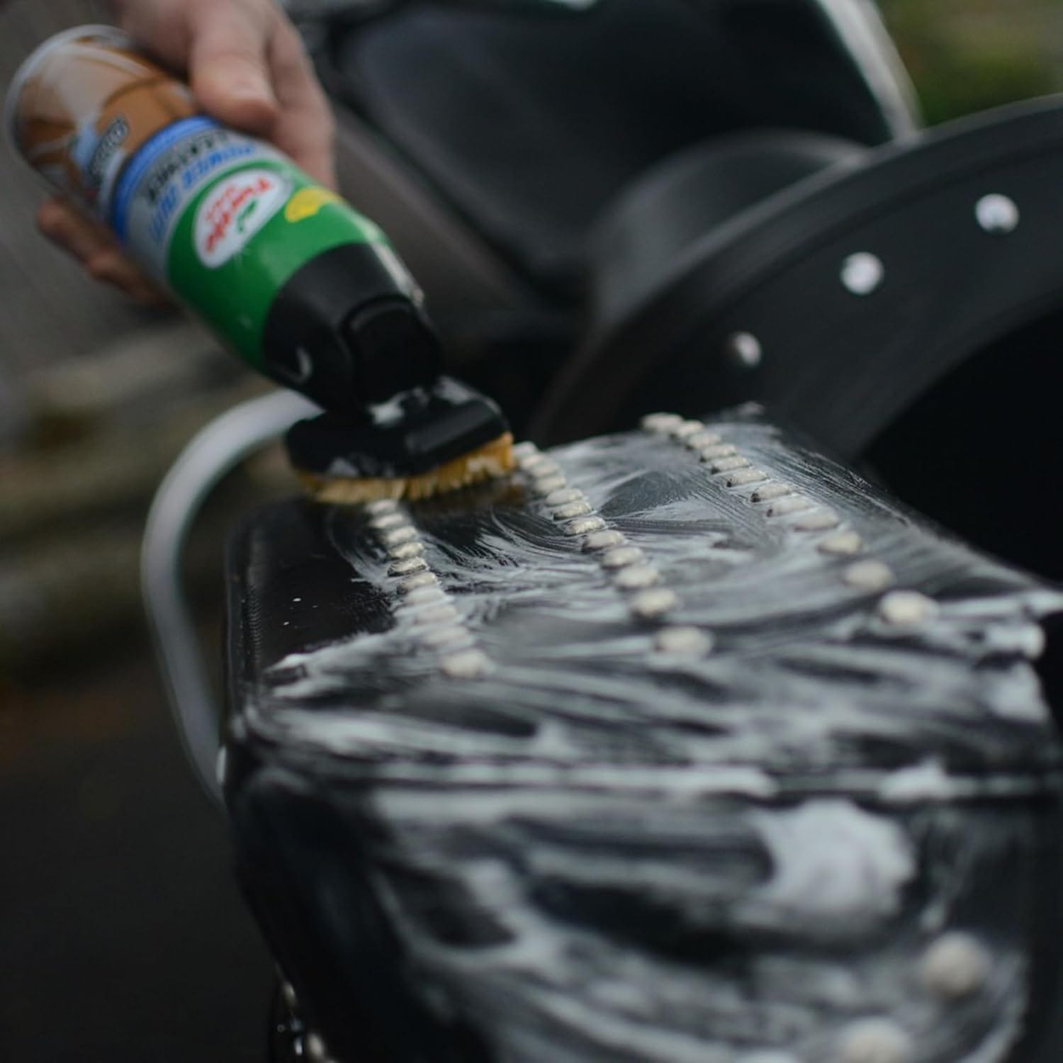 Очиститель-кондиционер кожи Turtle Wax Leather Cleaner Odor-X с щеткой 400мл (52895) 8 Очиститель-кондиционер кожи Turtle Wax Leather Cleaner Odor-X с щеткой 400мл (52895) — изображение 7